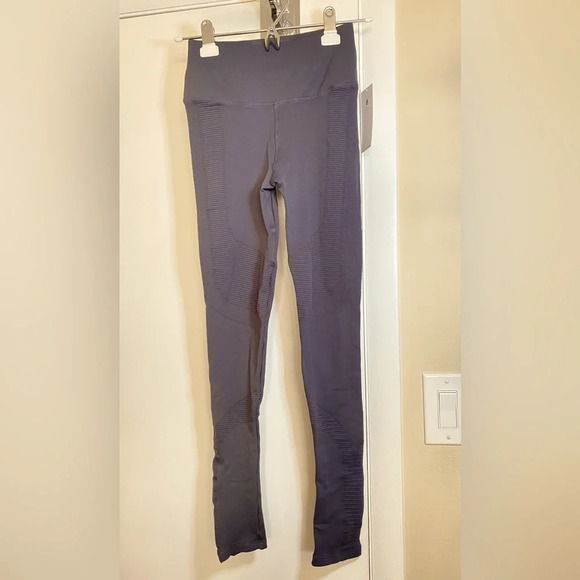 NWT Spiritual Gangster Textured Dark Gray Leggings Size XS/S - Picture 1 of 7